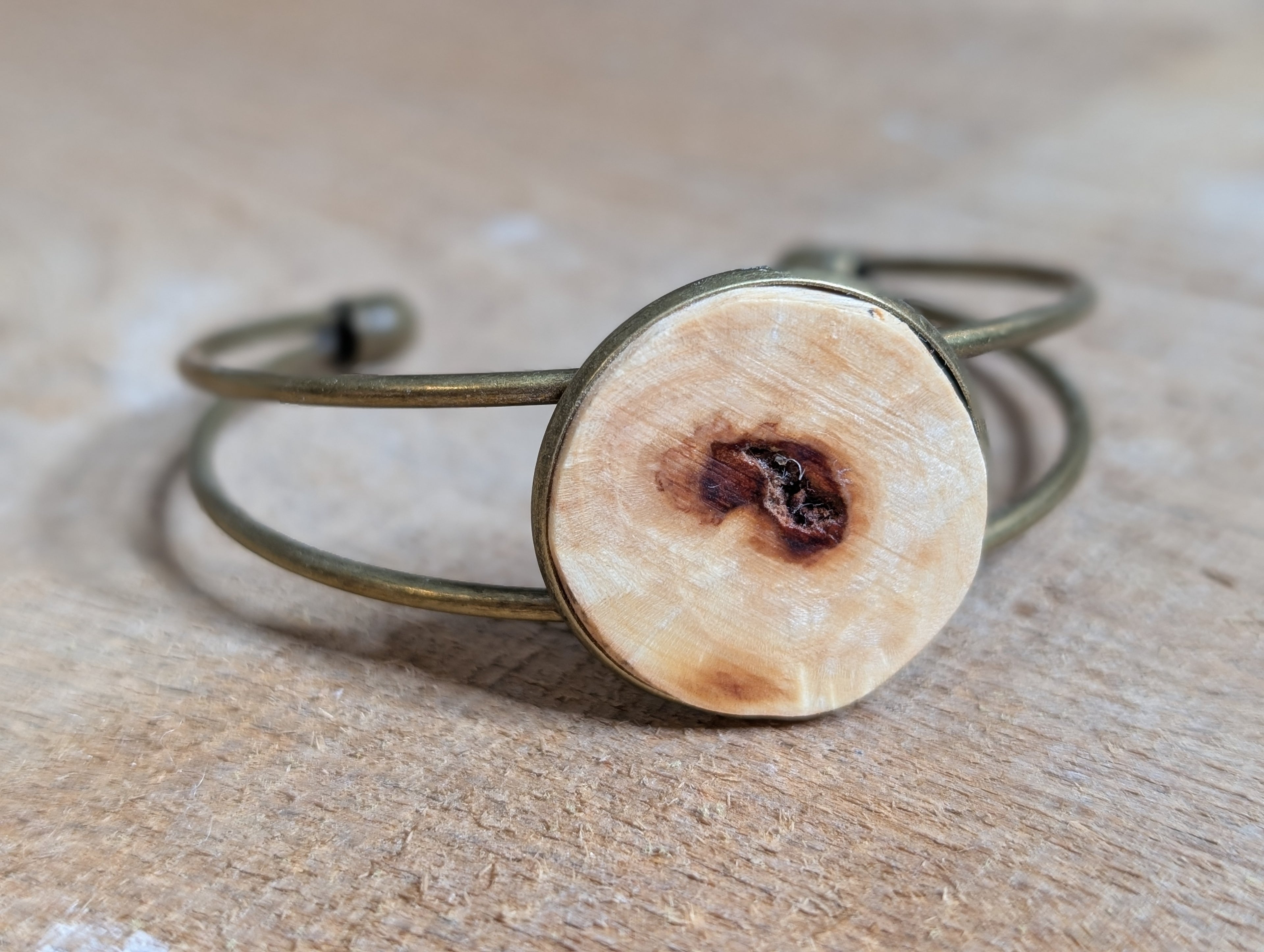 Baumperlen Armreif handgemacht - Naturschmuck aus Holz