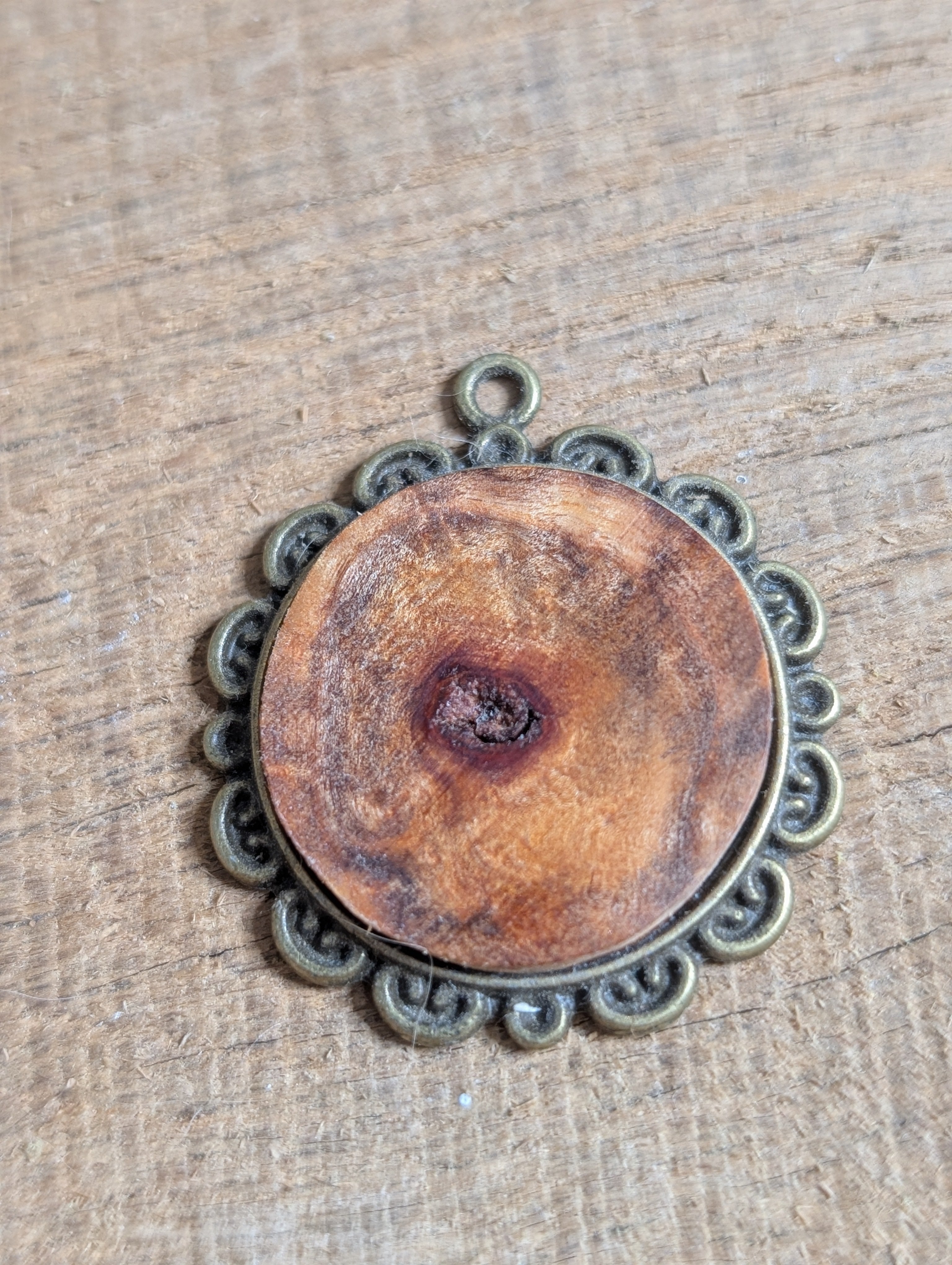 Baumperlen Anhänger -  handgemachter Naturschmuck aus Holz