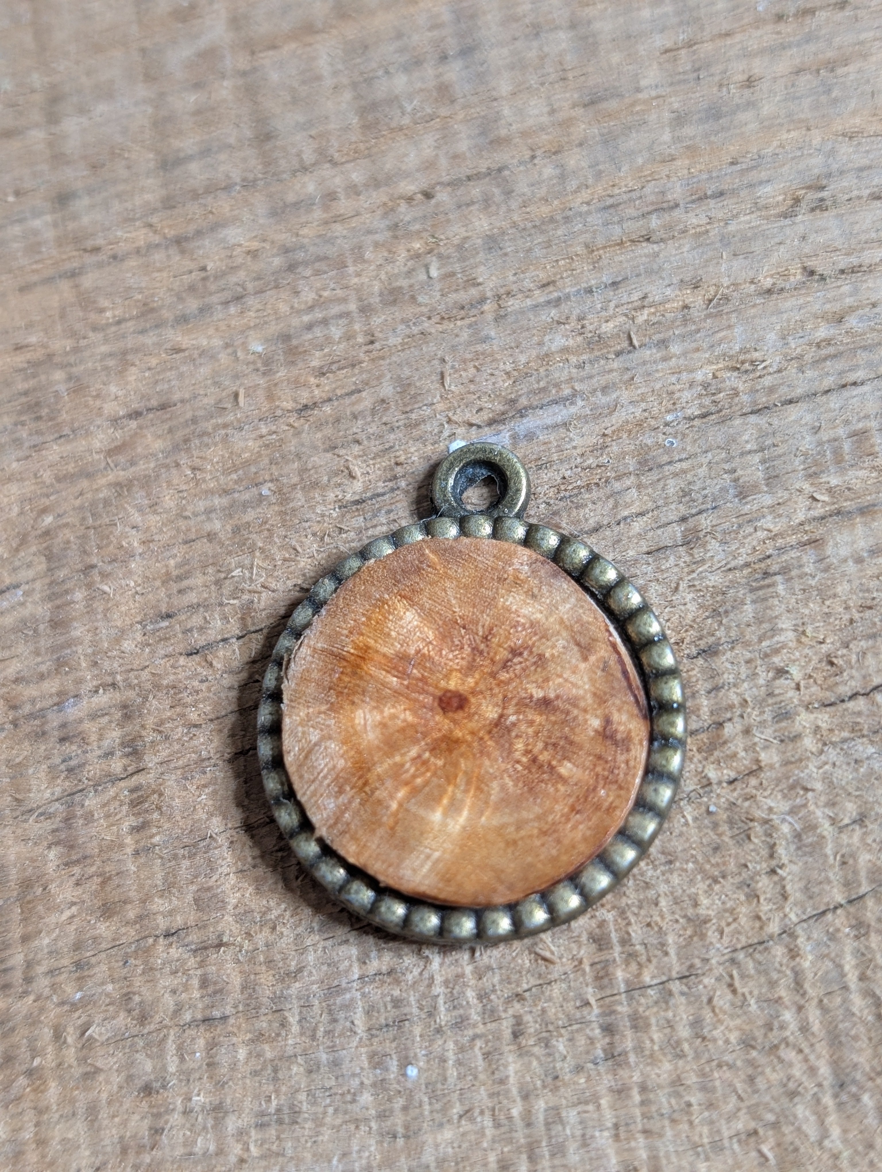 Baumperlen Anhänger -  handgemachter Naturschmuck aus Holz