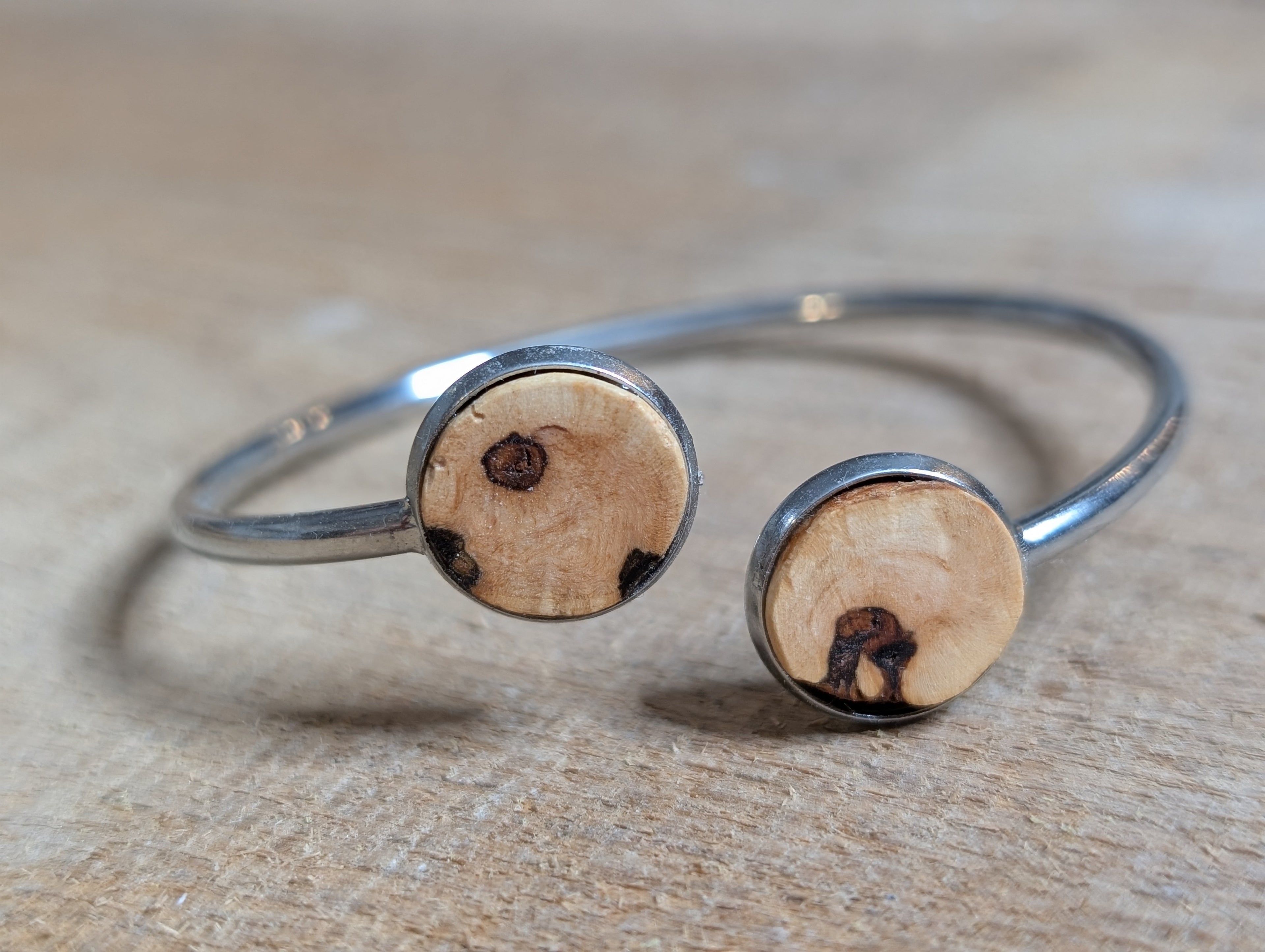 Baumperlen Armreif handgemacht - Naturschmuck aus Holz