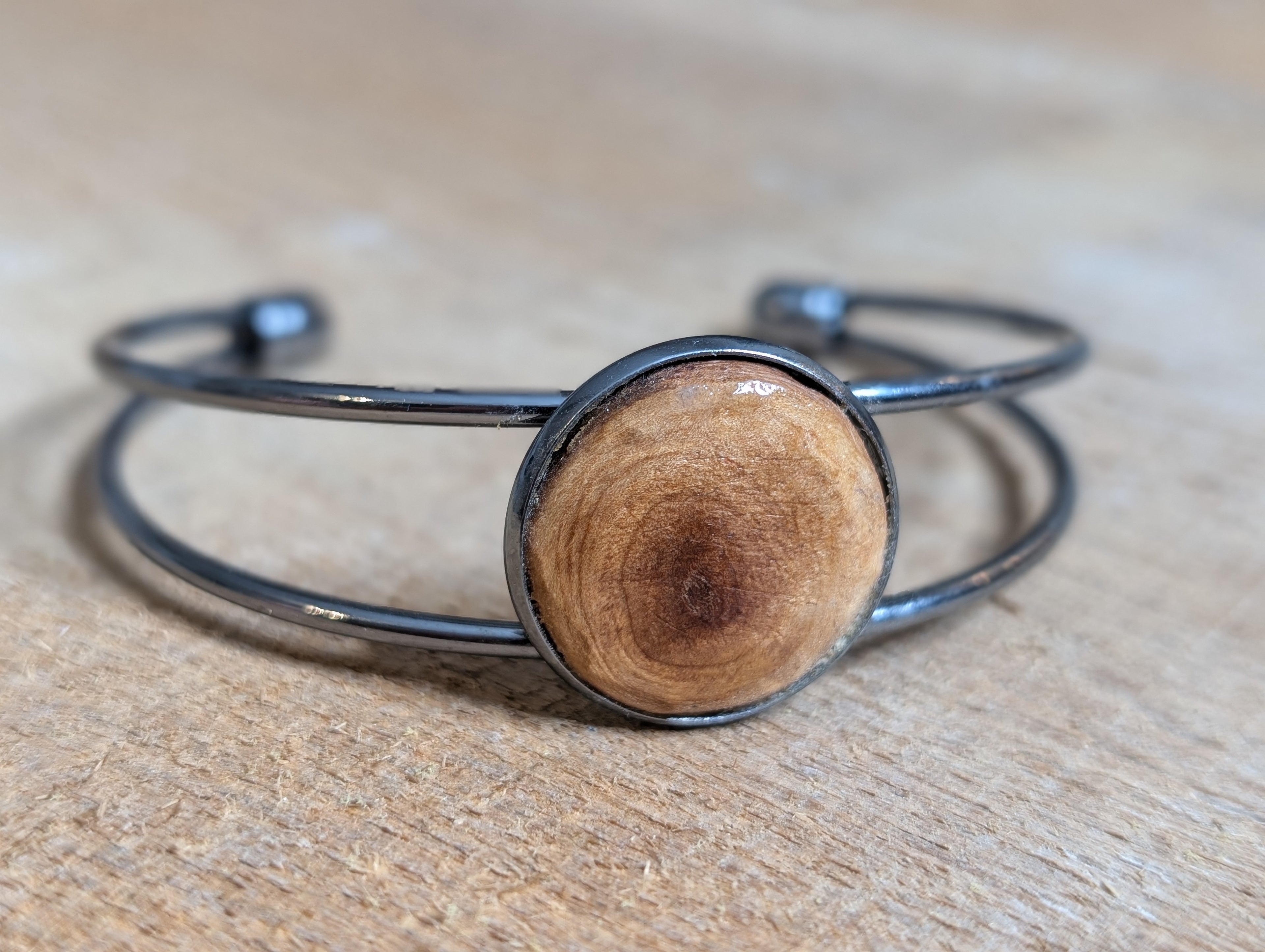 Baumperlen Armreif handgemacht - Naturschmuck aus Holz