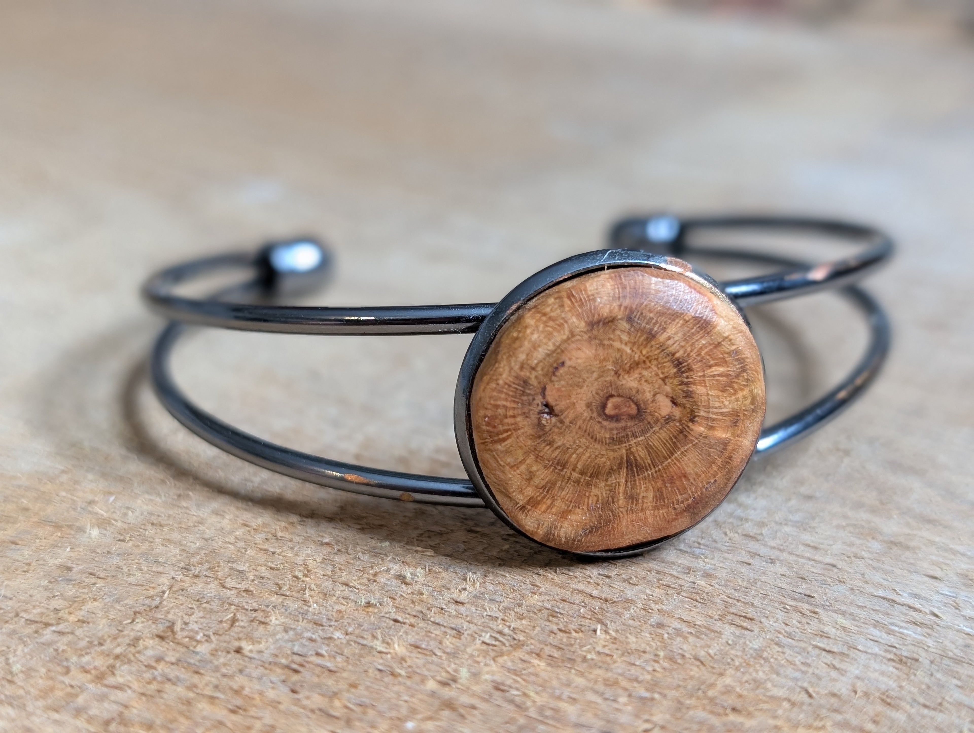 Baumperlen Armreif handgemacht - Naturschmuck aus Holz