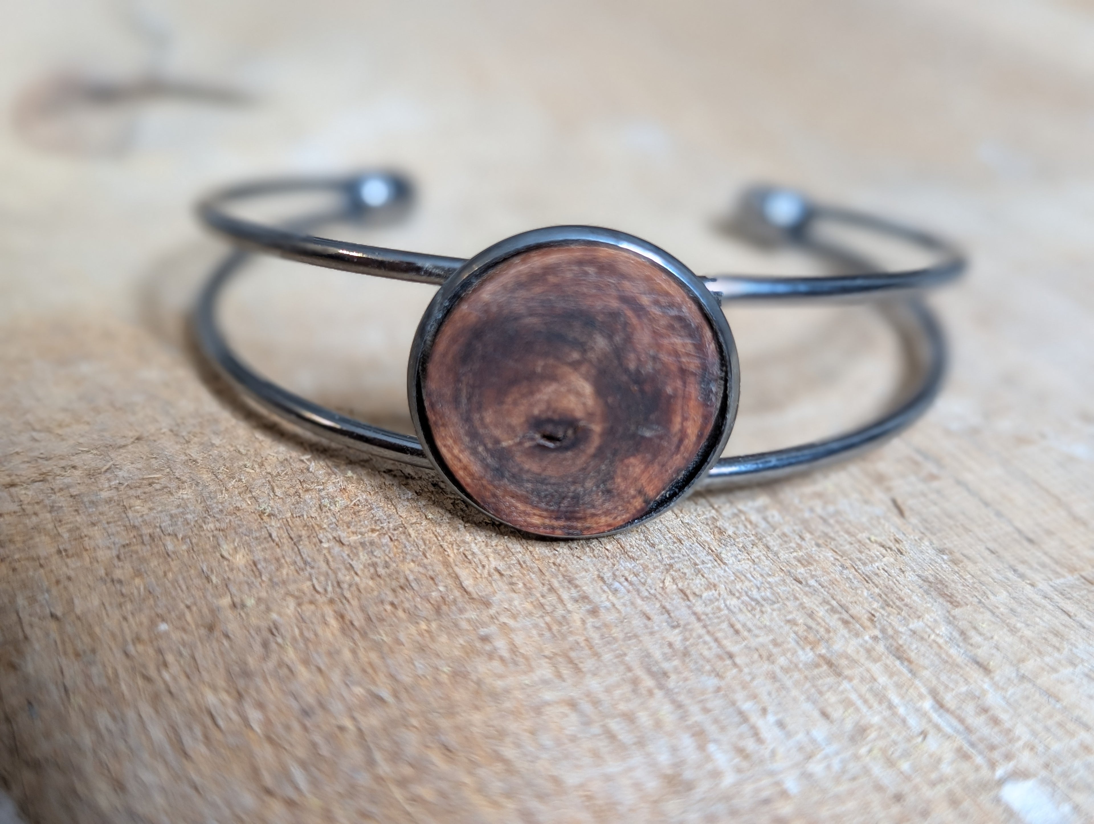 Baumperlen Armreif handgemacht - Naturschmuck aus Holz