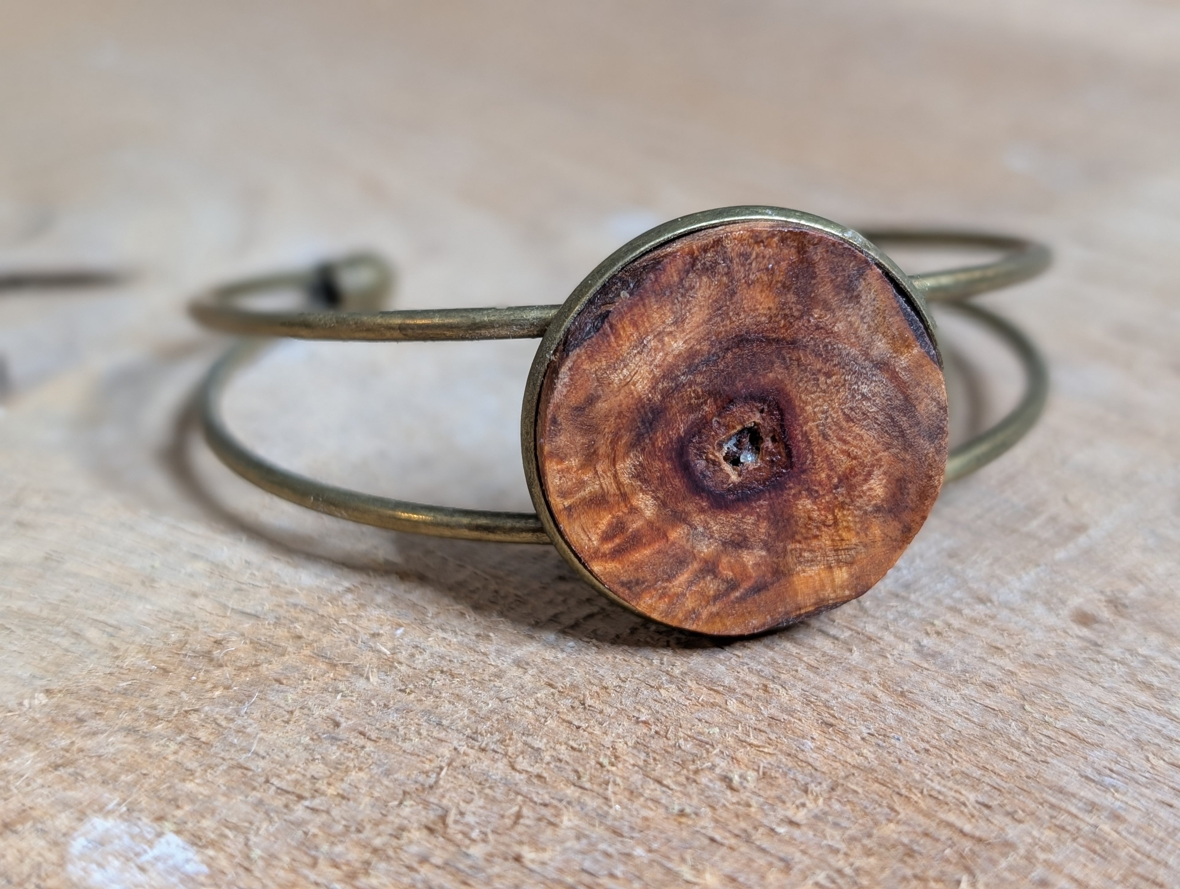 Baumperlen Armreif handgemacht - Naturschmuck aus Holz